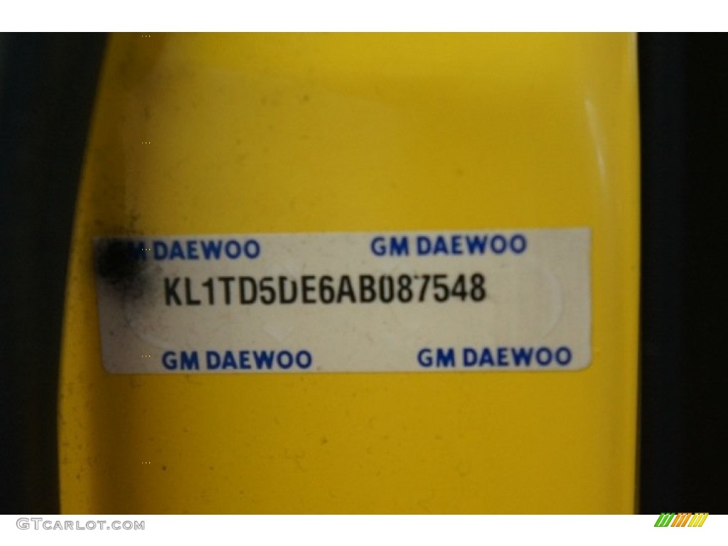 2010 Aveo LT Sedan - Summer Yellow / Charcoal photo #13
