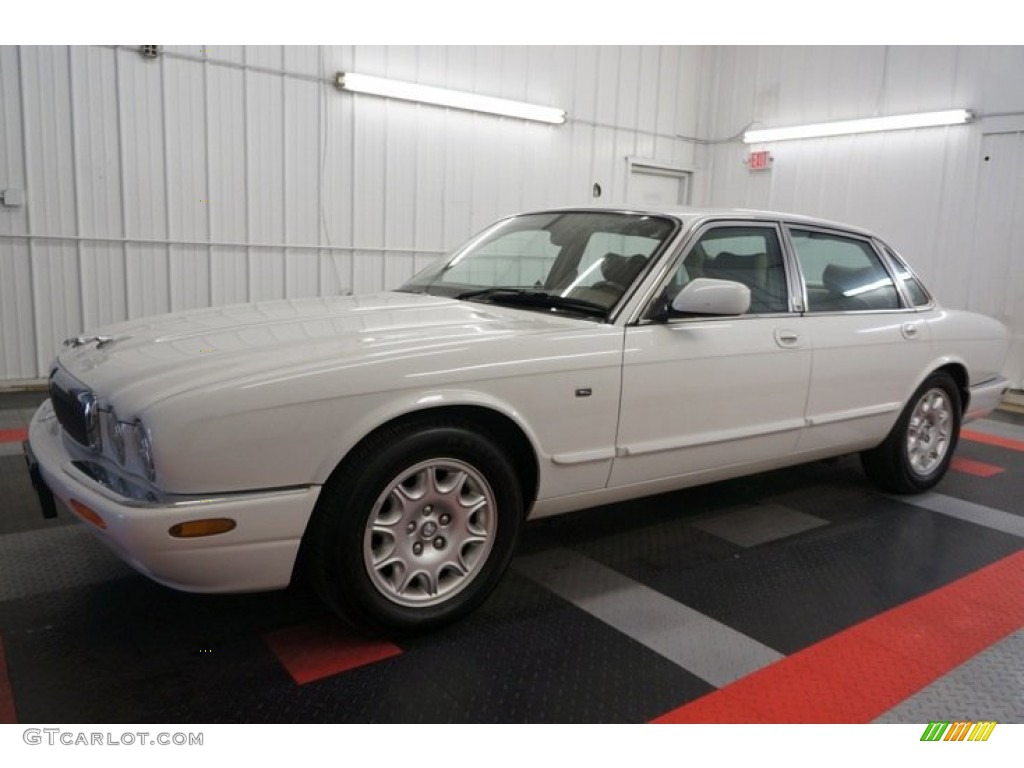 2001 XJ XJ8 - White Onyx / Cashmere photo #2