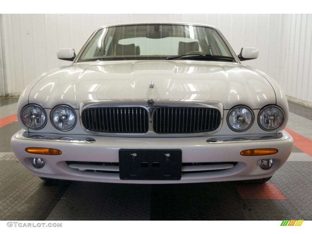 2001 XJ XJ8 - White Onyx / Cashmere photo #4
