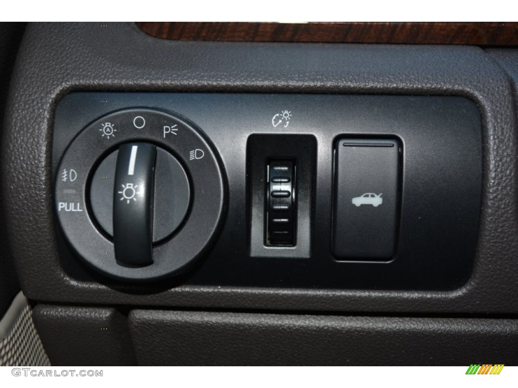2008 Taurus Limited - Light Ice Blue Metallic / Medium Light Stone photo #24