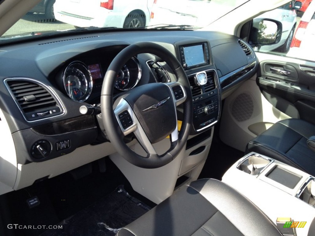 2015 Town & Country Touring - Brilliant Black Crystal Pearl / Black/Light Graystone photo #7