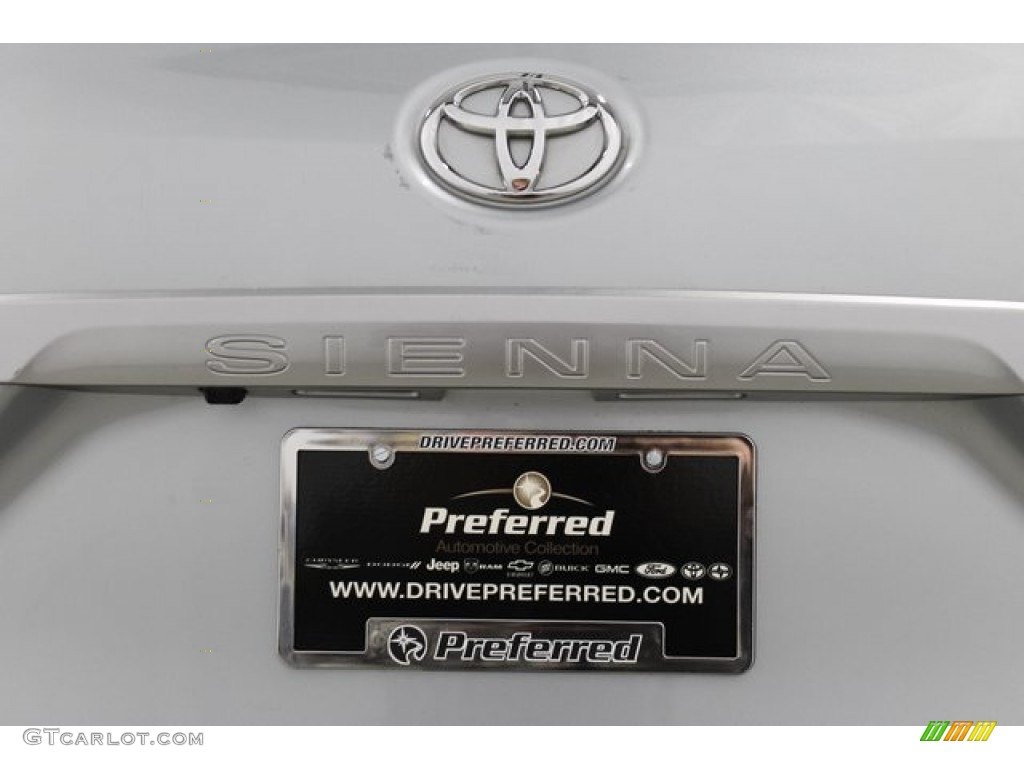 2011 Sienna XLE AWD - Silver Sky Metallic / Light Gray photo #9