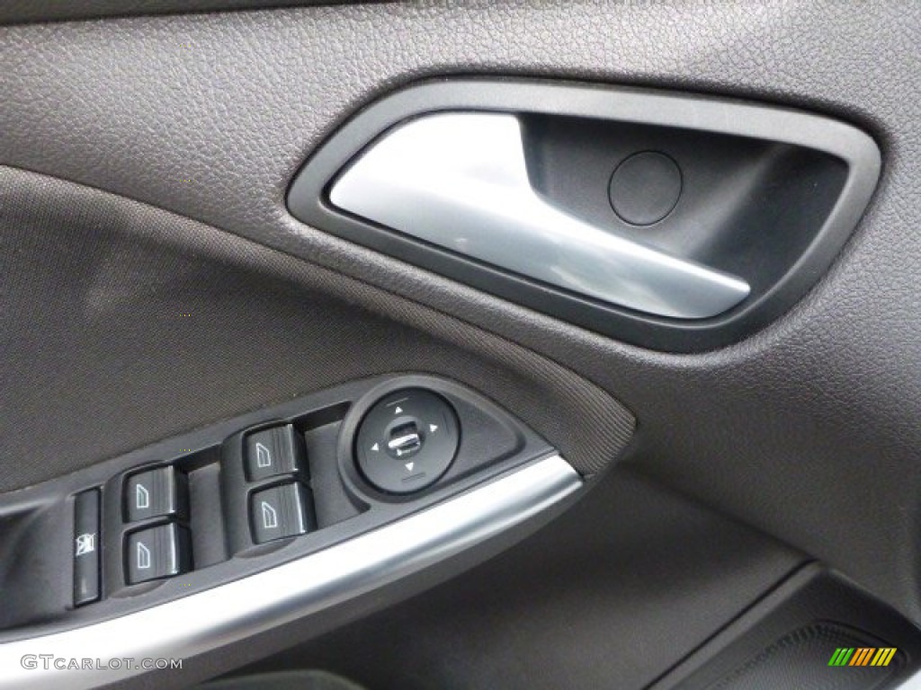 2014 Focus ST Hatchback - Oxford White / ST Charcoal Black photo #17