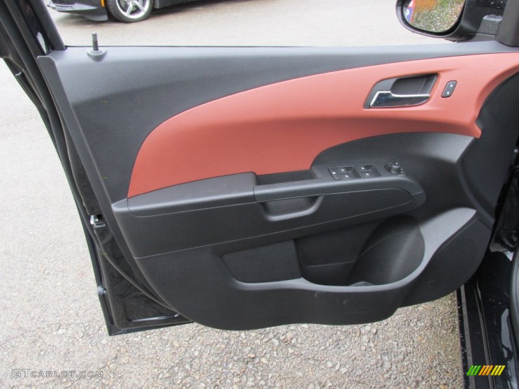 2015 Chevrolet Sonic LT Sedan Jet Black/Brick Door Panel Photo #98401893