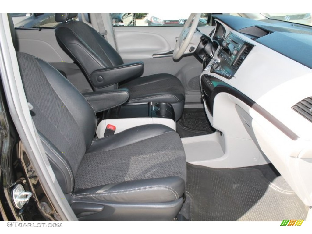 2011 Sienna SE - Black / Dark Charcoal photo #37