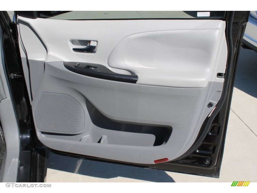 2011 Sienna SE - Black / Dark Charcoal photo #39