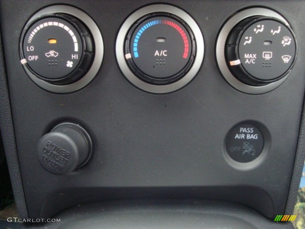 2011 Rogue SV AWD - Gotham Gray Metallic / Black photo #26