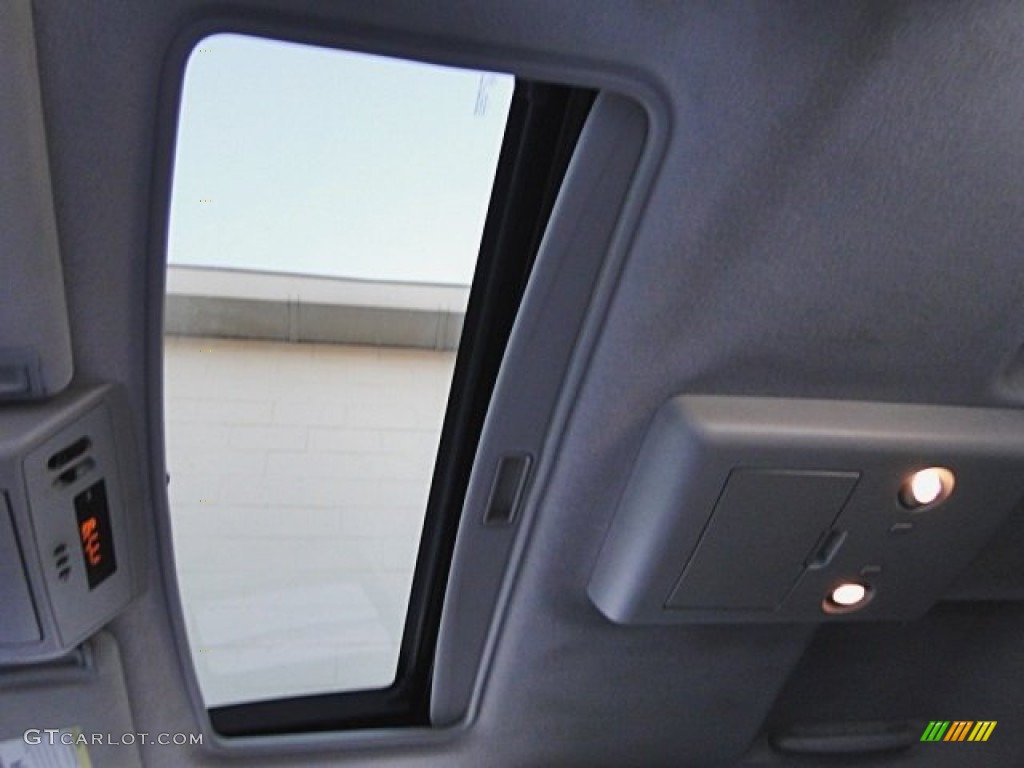 2006 Titan LE Crew Cab 4x4 - White / Graphite/Titanium photo #16