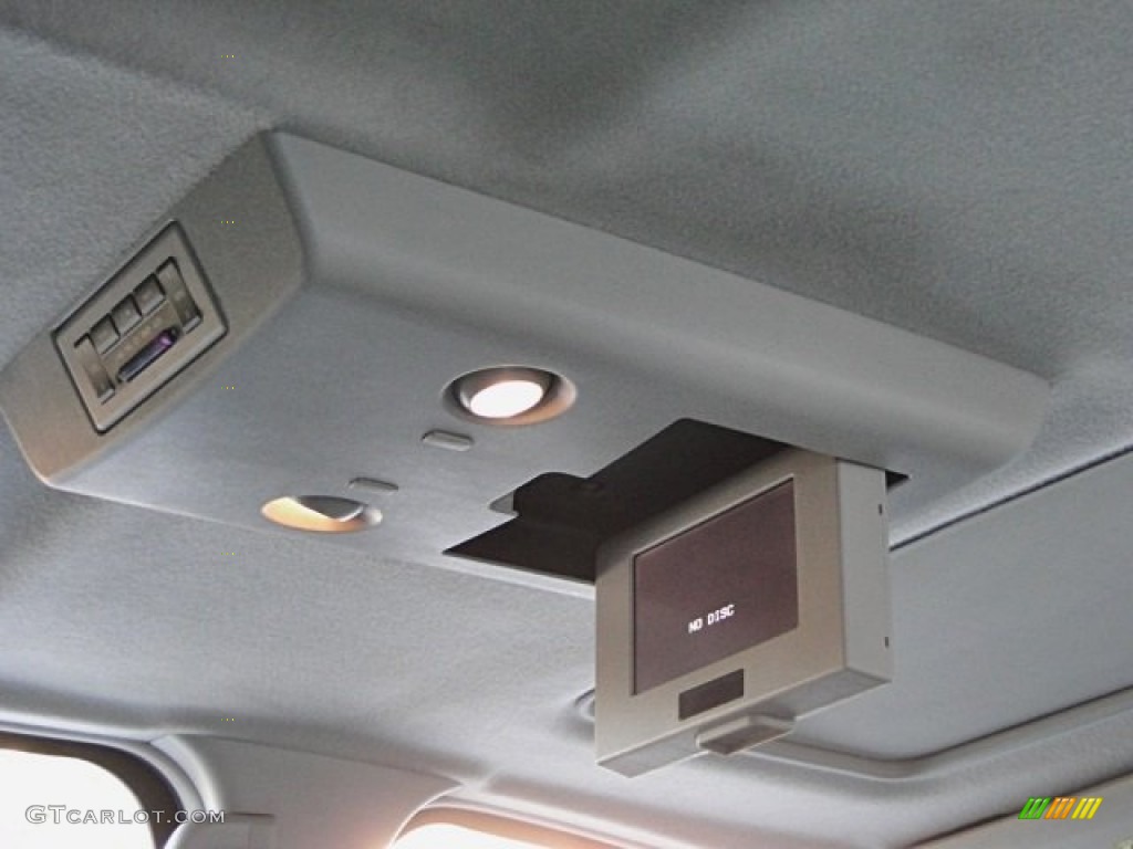 2006 Titan LE Crew Cab 4x4 - White / Graphite/Titanium photo #17