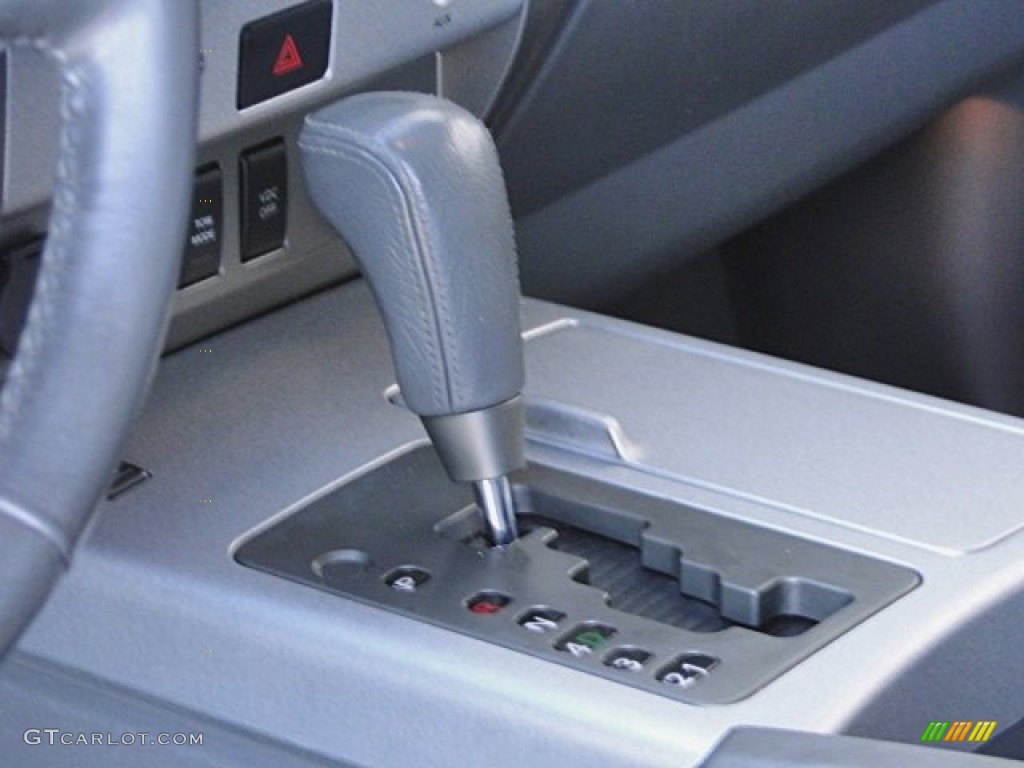 2006 Titan LE Crew Cab 4x4 - White / Graphite/Titanium photo #22