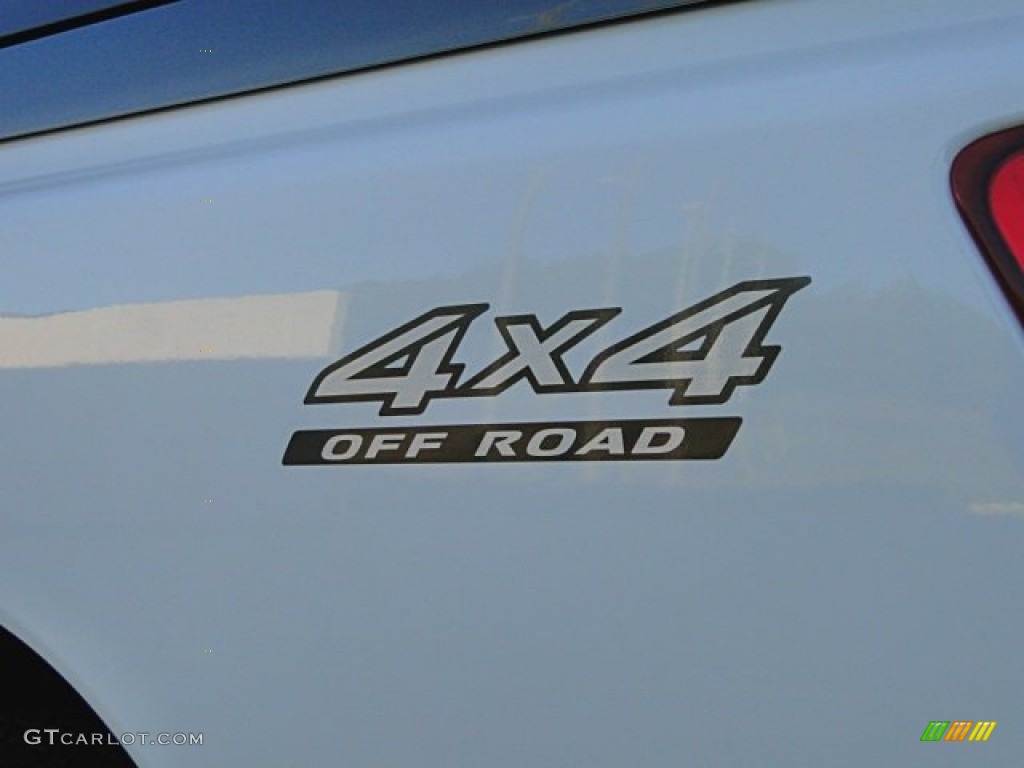 2006 Titan LE Crew Cab 4x4 - White / Graphite/Titanium photo #24