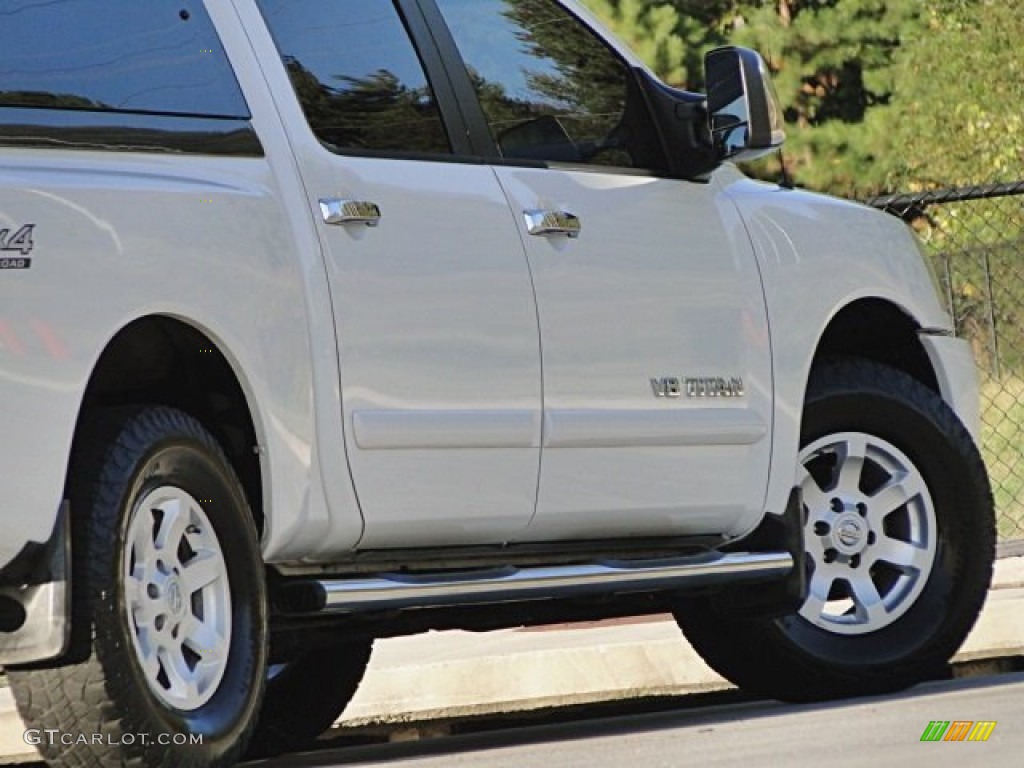 2006 Titan LE Crew Cab 4x4 - White / Graphite/Titanium photo #29