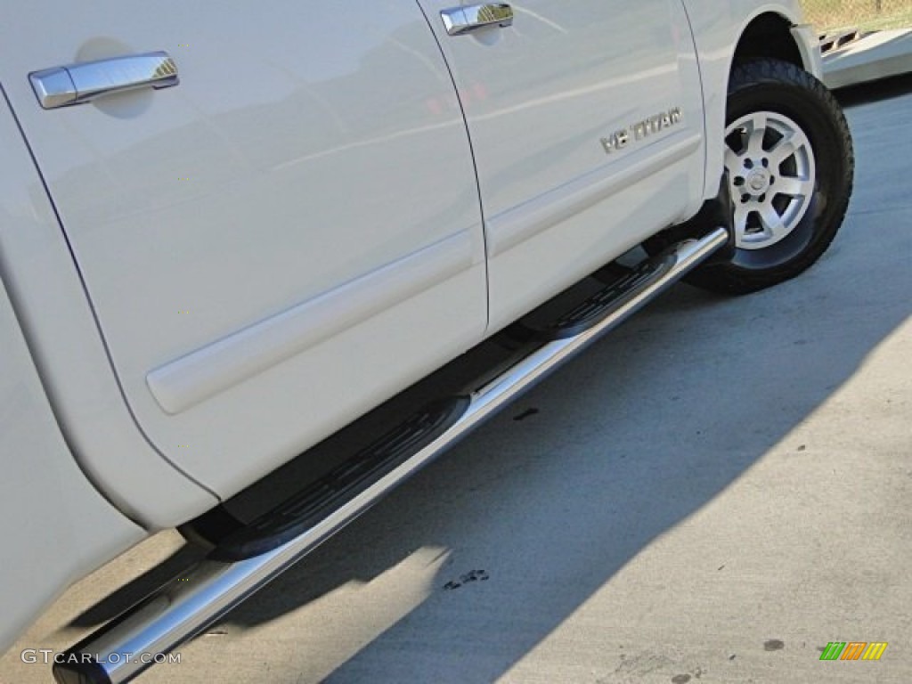 2006 Titan LE Crew Cab 4x4 - White / Graphite/Titanium photo #36