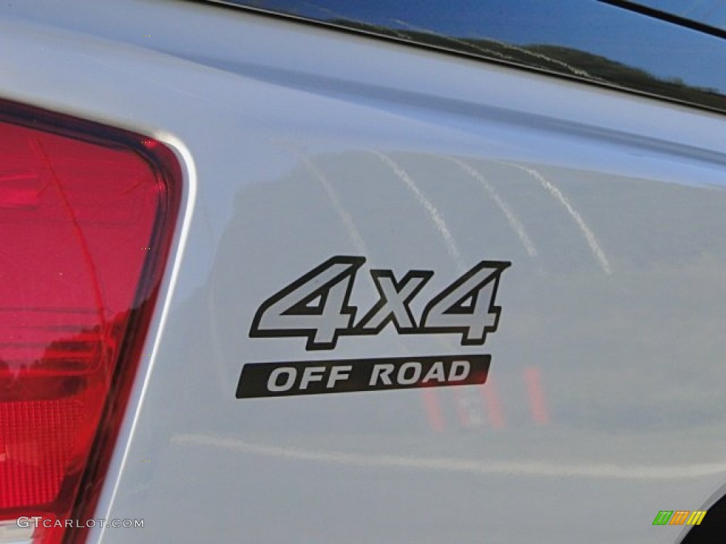 2006 Titan LE Crew Cab 4x4 - White / Graphite/Titanium photo #37