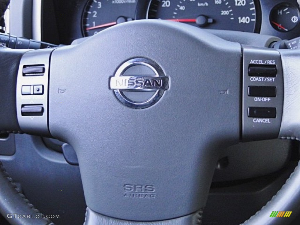 2006 Titan LE Crew Cab 4x4 - White / Graphite/Titanium photo #62
