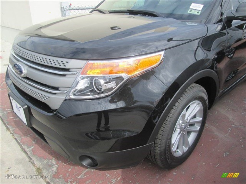 2015 Explorer FWD - Tuxedo Black / Medium Light Stone photo #2