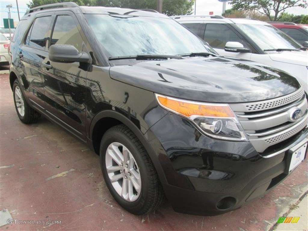 2015 Explorer FWD - Tuxedo Black / Medium Light Stone photo #7