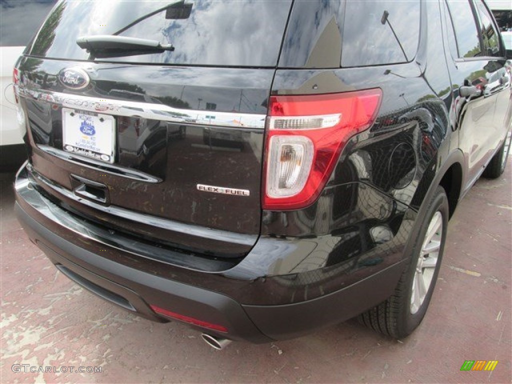2015 Explorer FWD - Tuxedo Black / Medium Light Stone photo #9