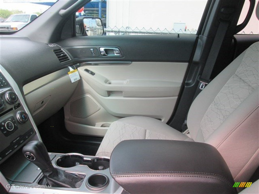 2015 Explorer FWD - Tuxedo Black / Medium Light Stone photo #19