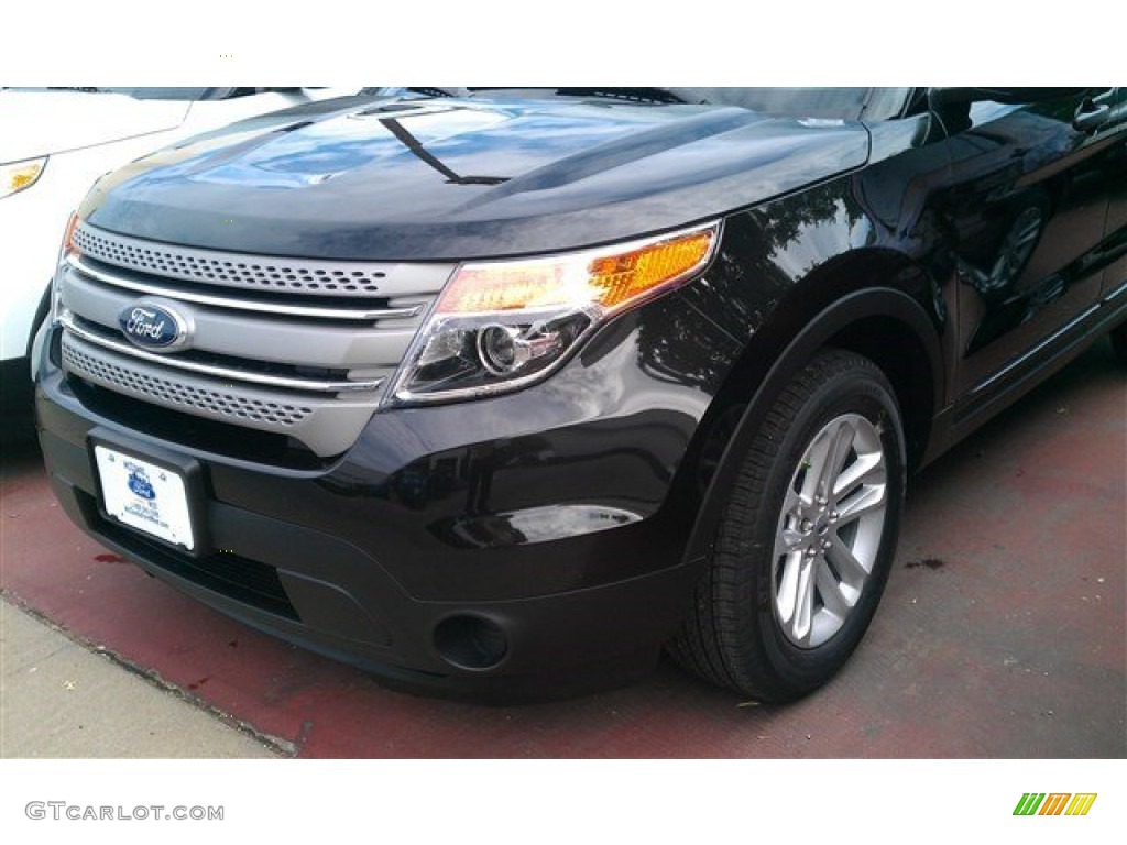 2015 Explorer FWD - Tuxedo Black / Medium Light Stone photo #2