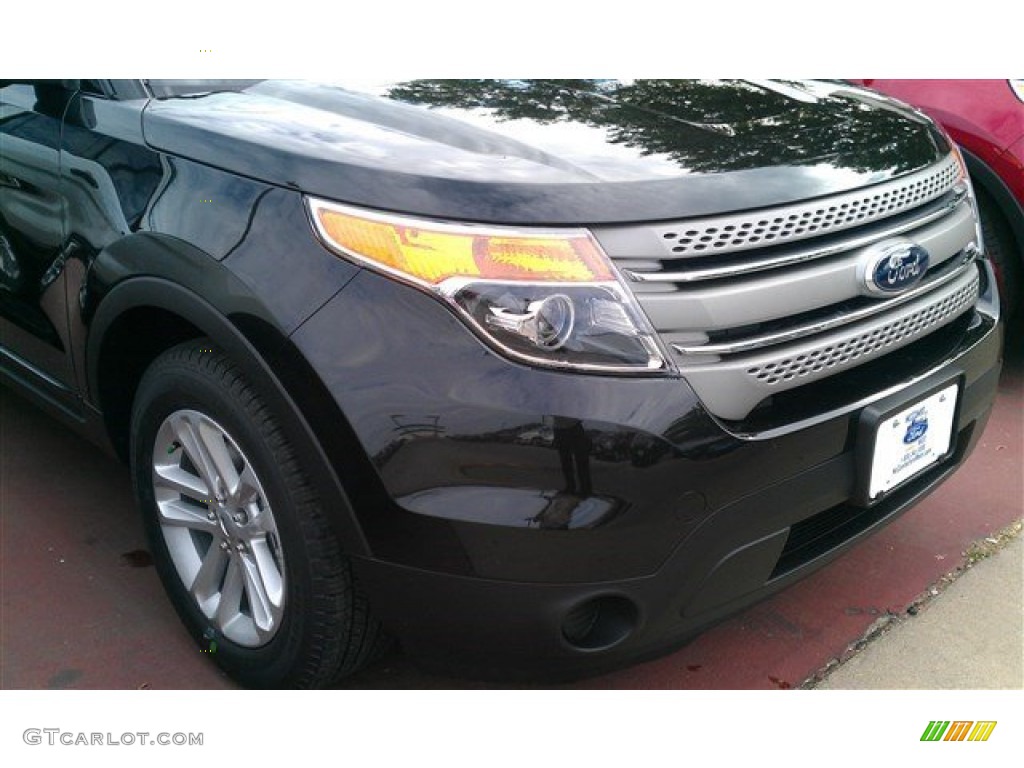 2015 Explorer FWD - Tuxedo Black / Medium Light Stone photo #7