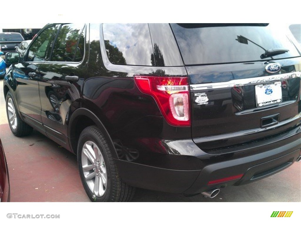 2015 Explorer FWD - Tuxedo Black / Medium Light Stone photo #13