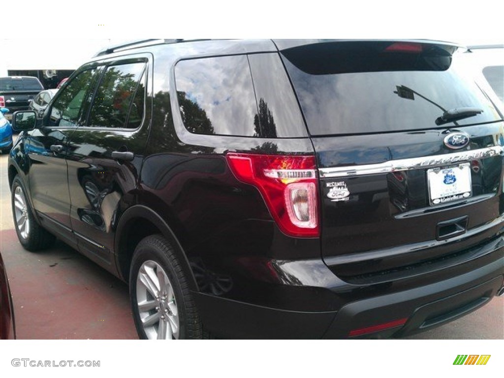 2015 Explorer FWD - Tuxedo Black / Medium Light Stone photo #14