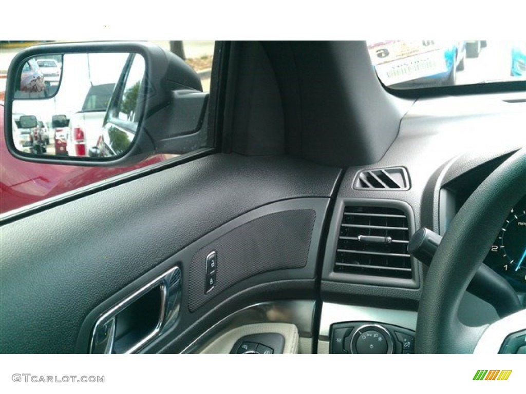 2015 Explorer FWD - Tuxedo Black / Medium Light Stone photo #22
