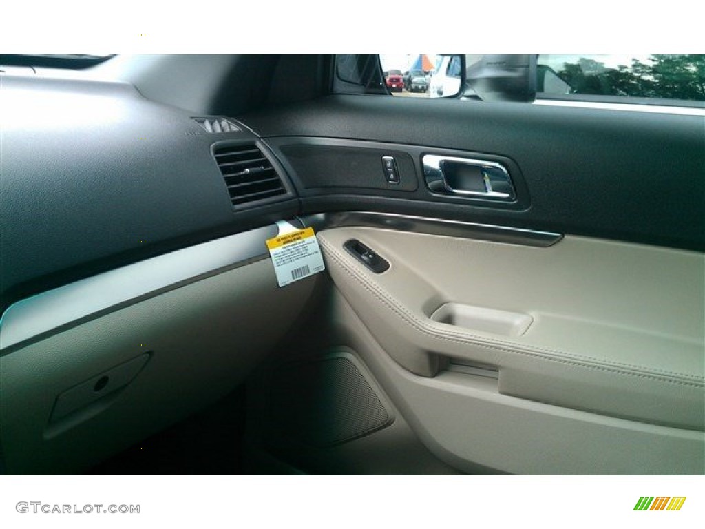 2015 Explorer FWD - Tuxedo Black / Medium Light Stone photo #34