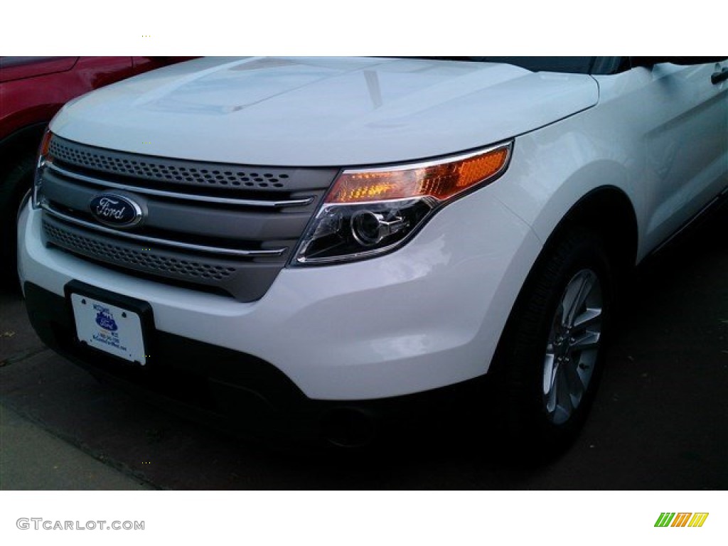 2015 Explorer FWD - Oxford White / Medium Light Stone photo #2