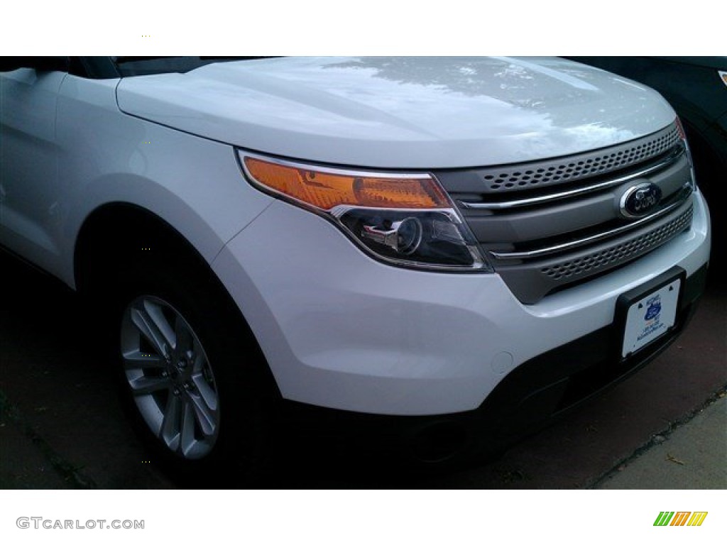 2015 Explorer FWD - Oxford White / Medium Light Stone photo #6