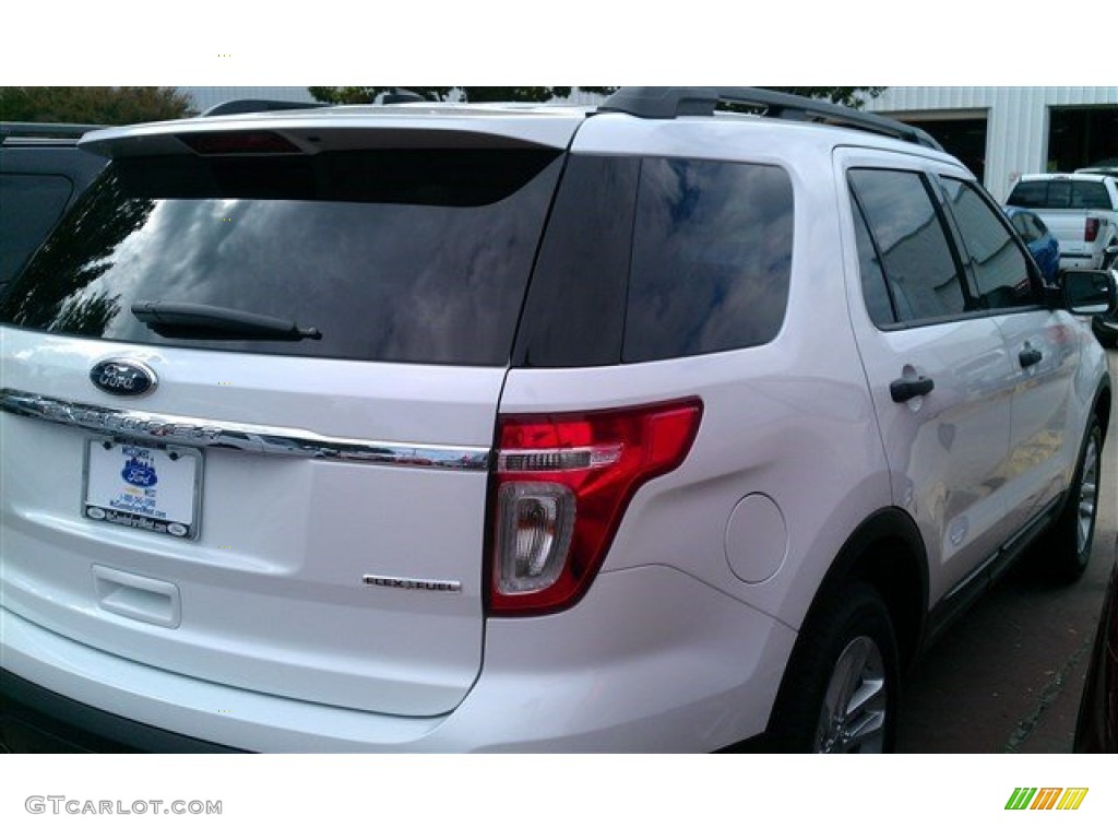 2015 Explorer FWD - Oxford White / Medium Light Stone photo #8