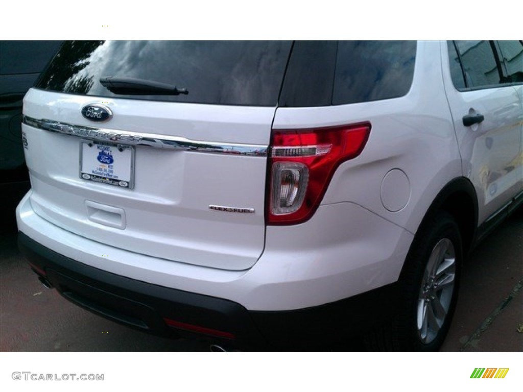 2015 Explorer FWD - Oxford White / Medium Light Stone photo #9