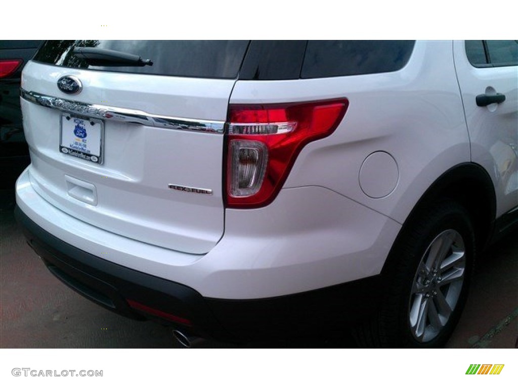 2015 Explorer FWD - Oxford White / Medium Light Stone photo #11