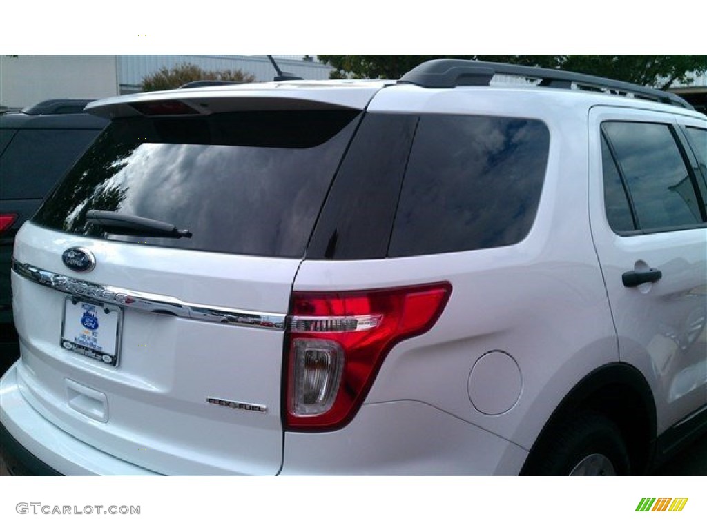 2015 Explorer FWD - Oxford White / Medium Light Stone photo #12