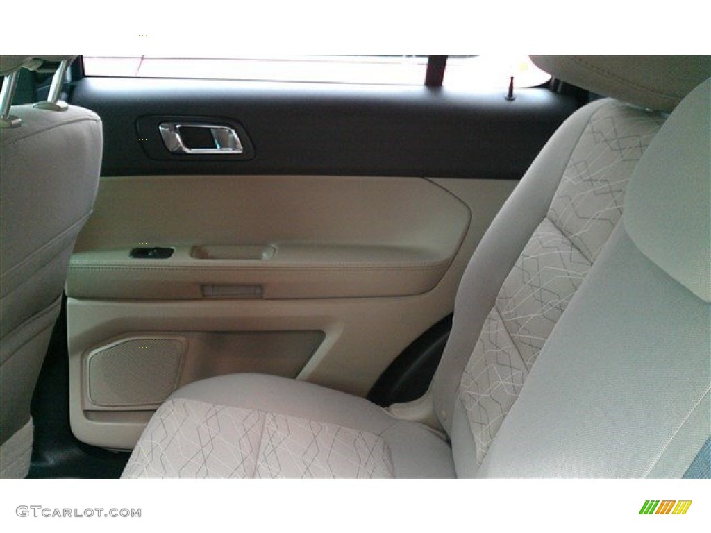 2015 Explorer FWD - Oxford White / Medium Light Stone photo #17