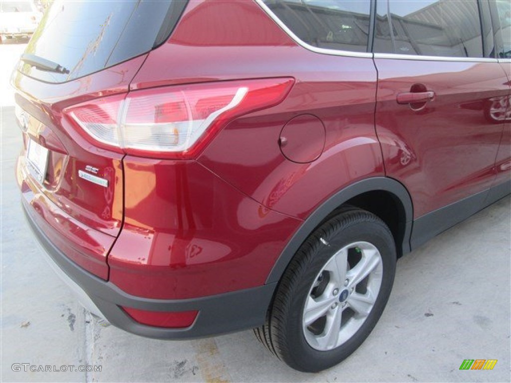 2015 Escape SE - Ruby Red Metallic / Charcoal Black photo #9