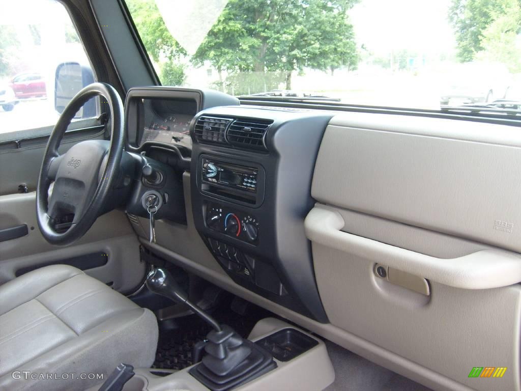 2004 Wrangler SE 4x4 - Light Khaki Metallic / Khaki photo #18