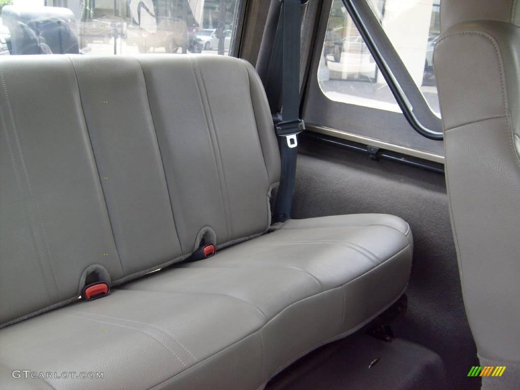 2004 Wrangler SE 4x4 - Light Khaki Metallic / Khaki photo #19
