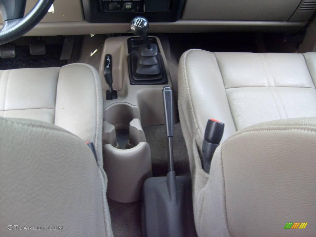 2004 Wrangler SE 4x4 - Light Khaki Metallic / Khaki photo #24