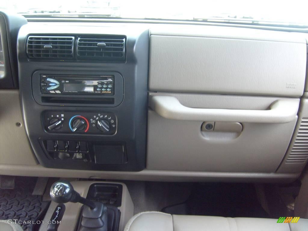 2004 Wrangler SE 4x4 - Light Khaki Metallic / Khaki photo #25