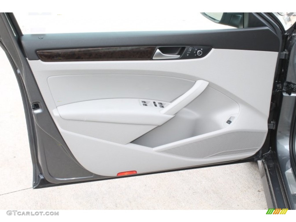 2015 Volkswagen Passat TDI SEL Premium Sedan Moonrock Gray Door Panel Photo #98487189