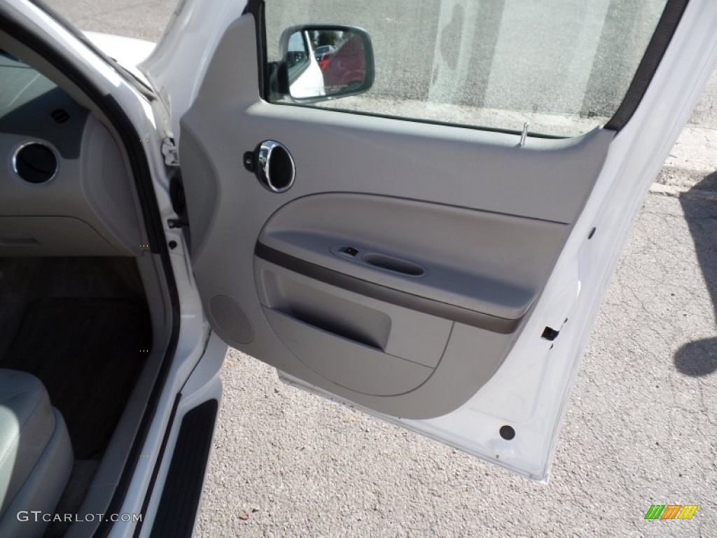2011 HHR LS - Arctic Ice White / Gray photo #12