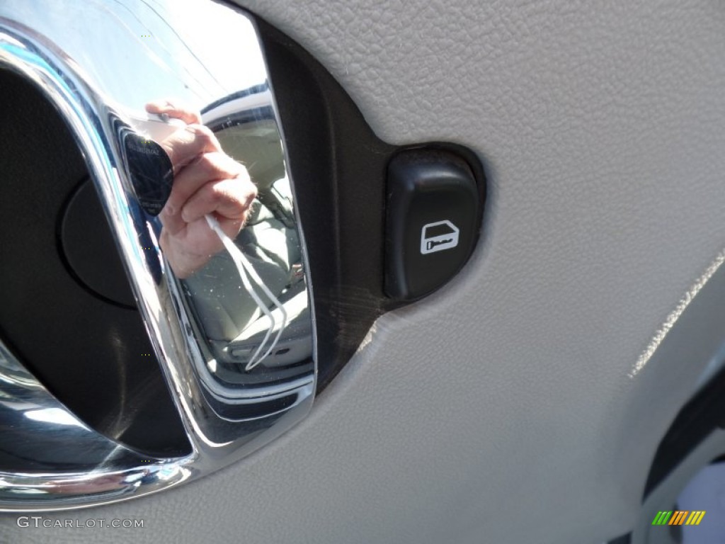 2011 HHR LS - Arctic Ice White / Gray photo #23