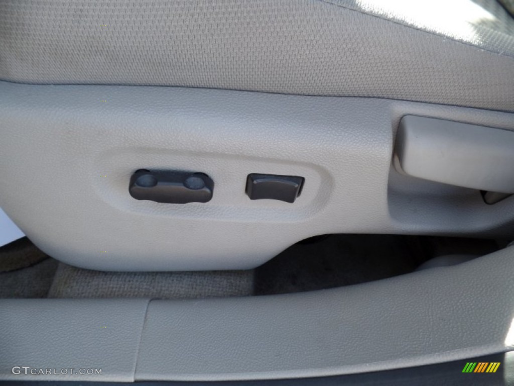 2011 HHR LS - Arctic Ice White / Gray photo #25