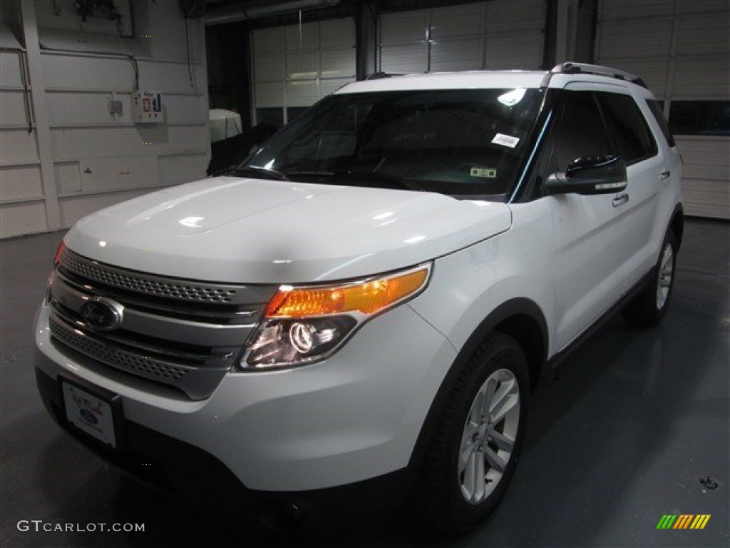 2015 Explorer XLT - Oxford White / Medium Light Stone photo #3
