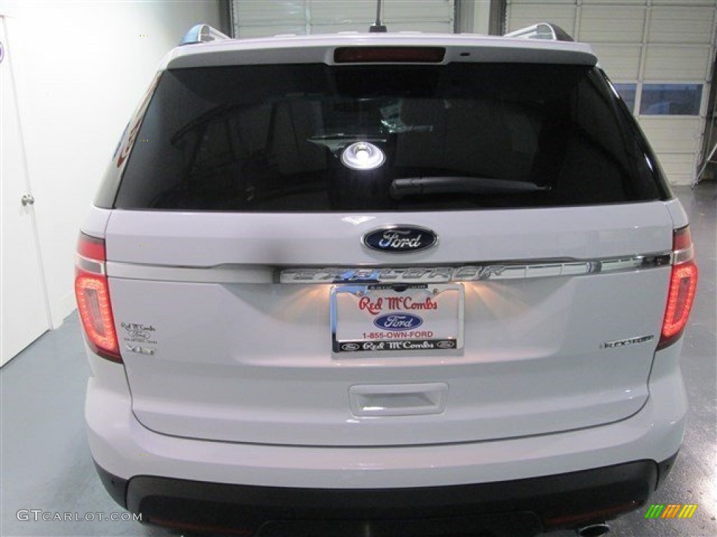 2015 Explorer XLT - Oxford White / Medium Light Stone photo #5