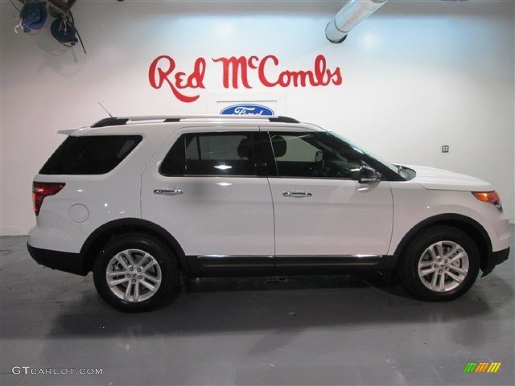 2015 Explorer XLT - Oxford White / Medium Light Stone photo #9