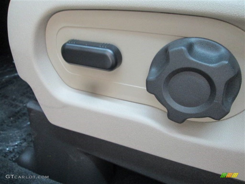 2015 Explorer XLT - Oxford White / Medium Light Stone photo #17