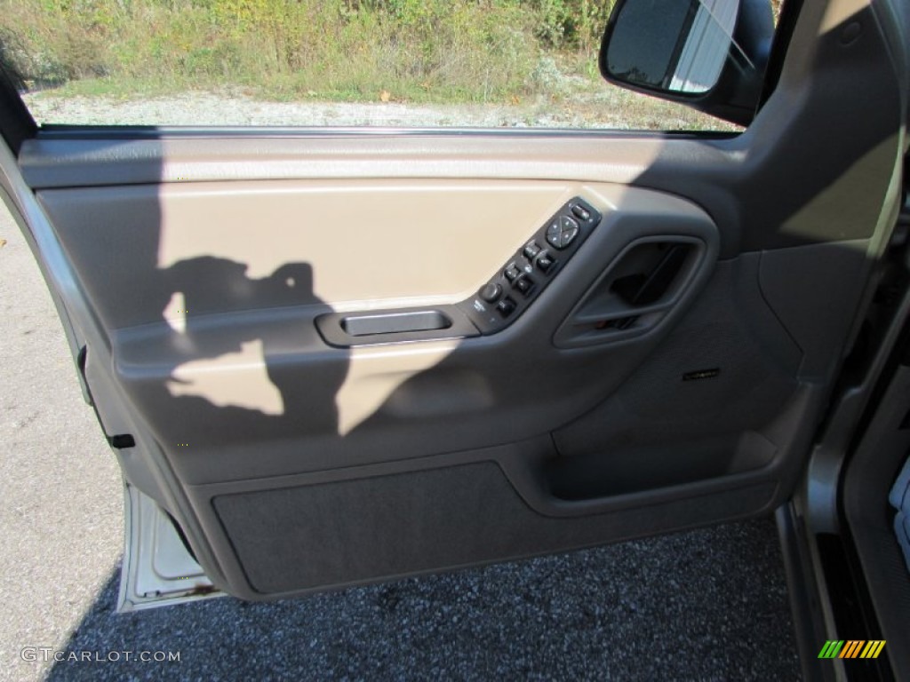 2001 Grand Cherokee Laredo 4x4 - Champagne Pearl / Sandstone photo #25